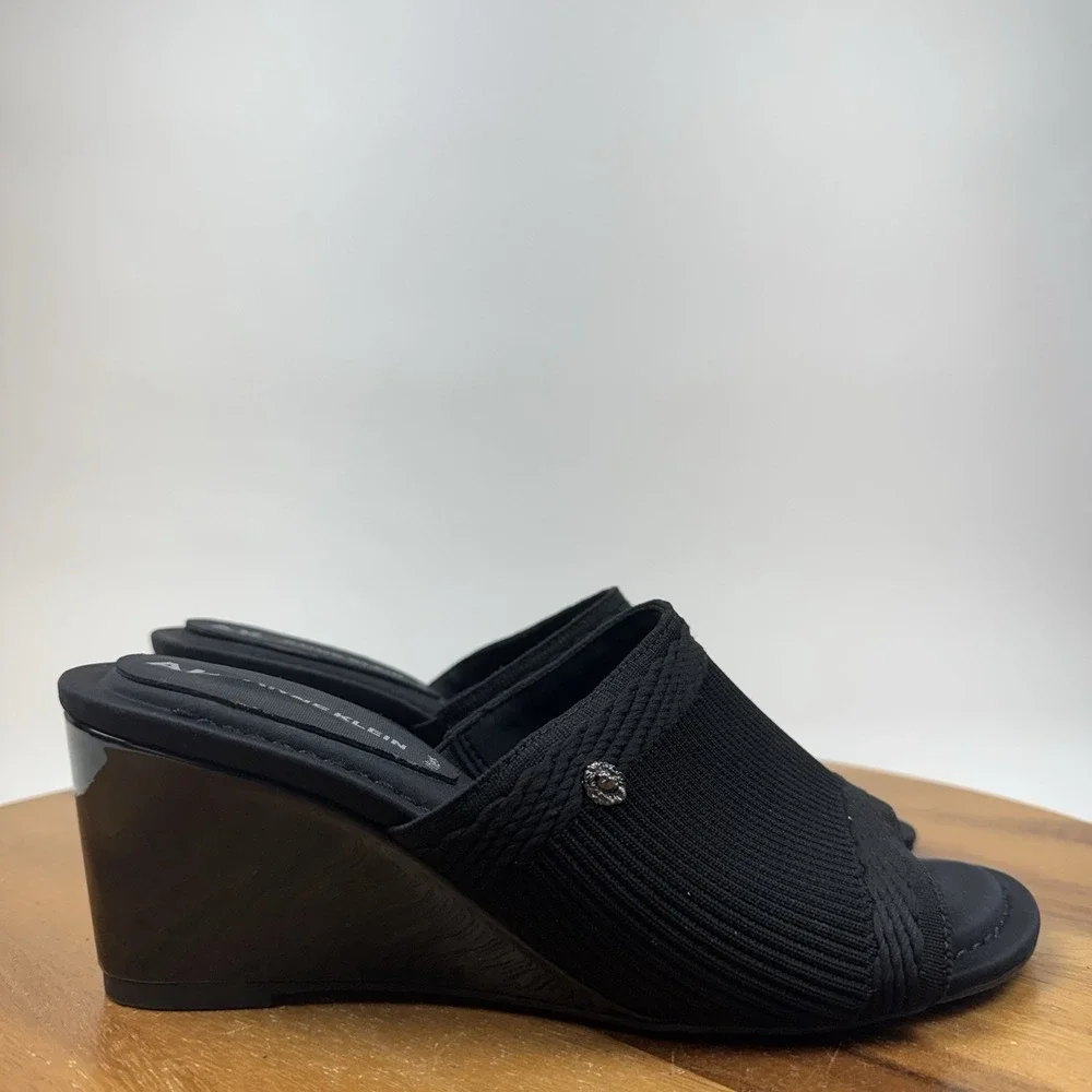 New NWOB Womens Anne Klein iFlex Capley Black Knit Slip On Wedge Sandals Size 8